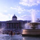 Trafalgar square, comme un tourbillon bleu d'eau et d' été