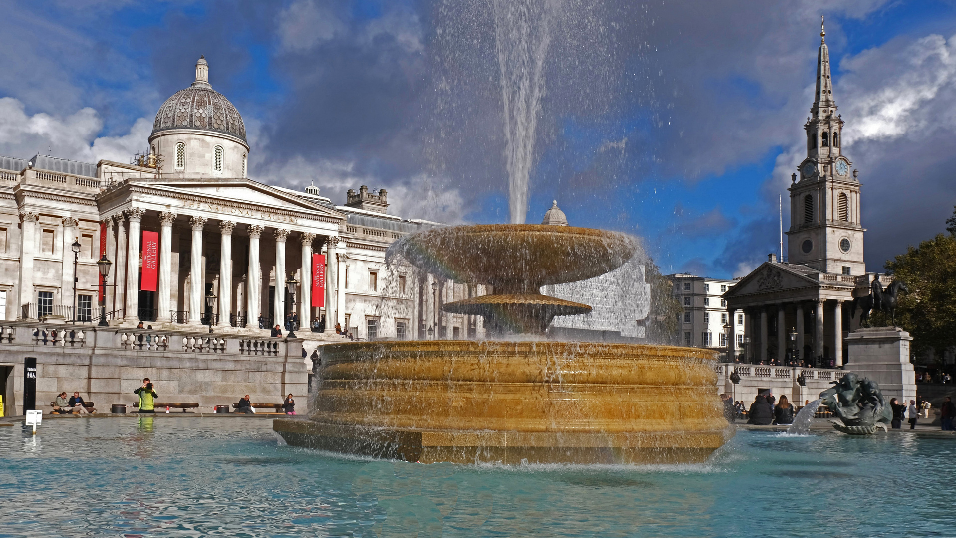 Trafalgar Square mit National Gallery im Hintergrund