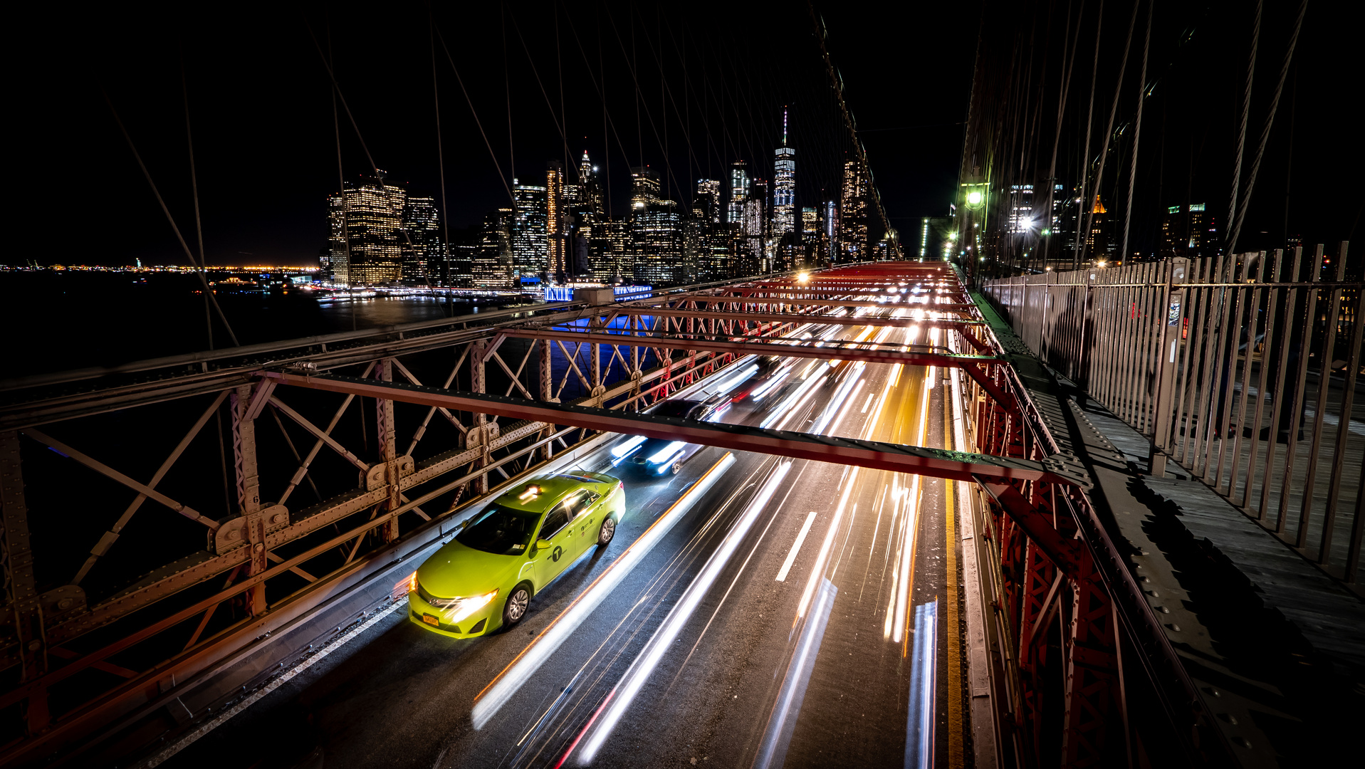 Traffic auf der Brooklynbridge mit der Skyline von Manhatten im Hintergrund