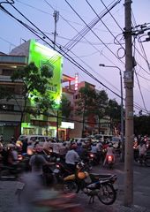 Traffic in Saigon (2)