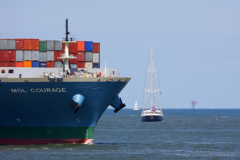 ... Traffic vor der Maasvlakte ...