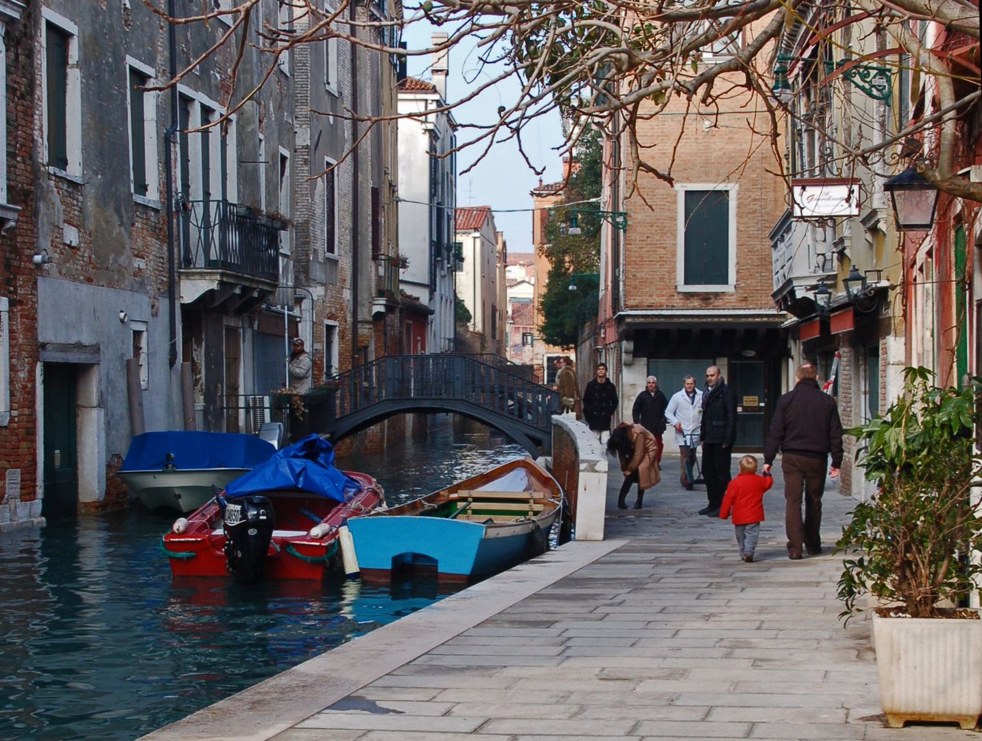 Trafic in Venice, by boat and walk