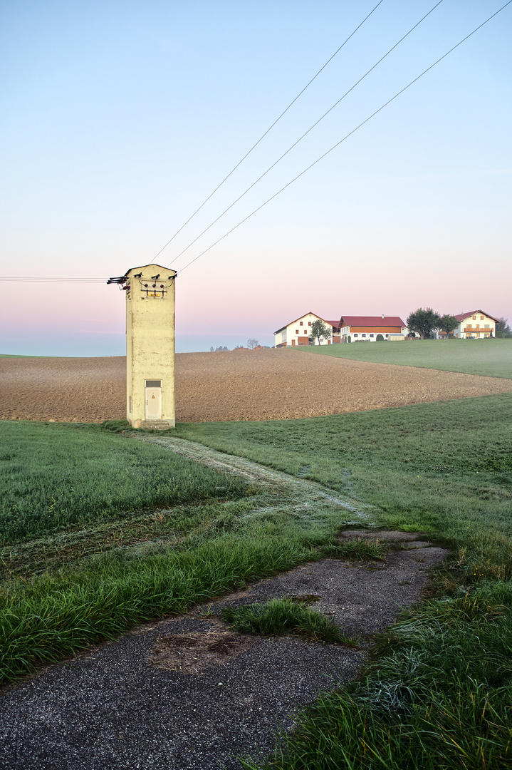 Trafo, Hof und Morgennebel