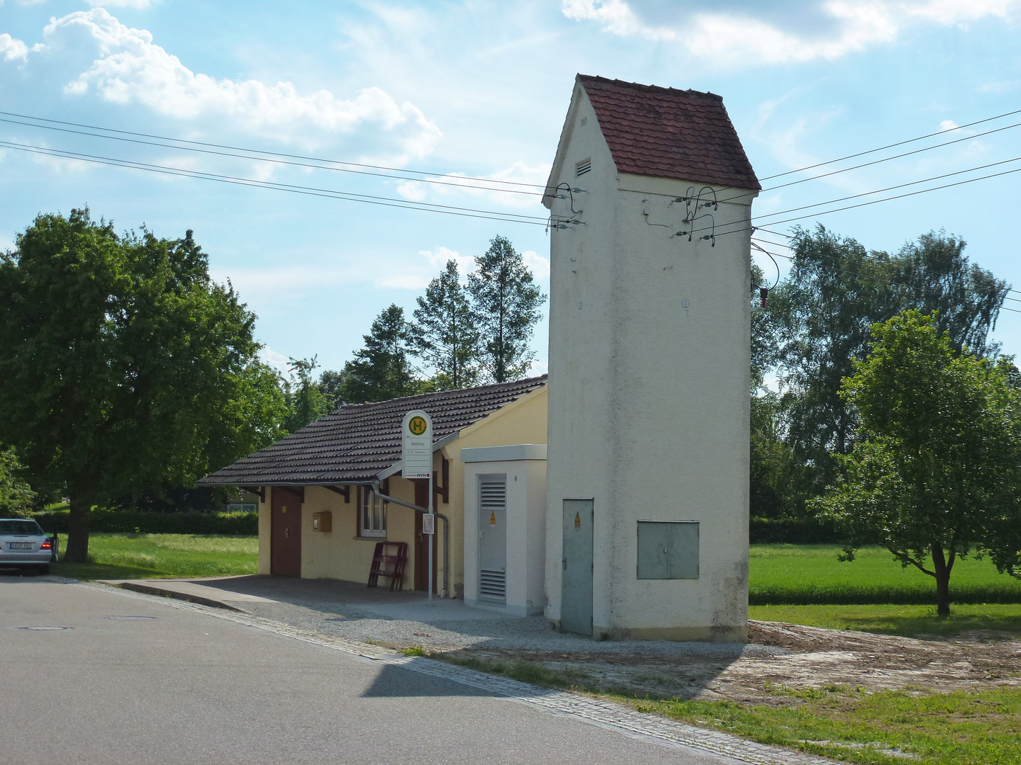 Trafostation - alte Freileitungsstation vor moderner Kabelstation