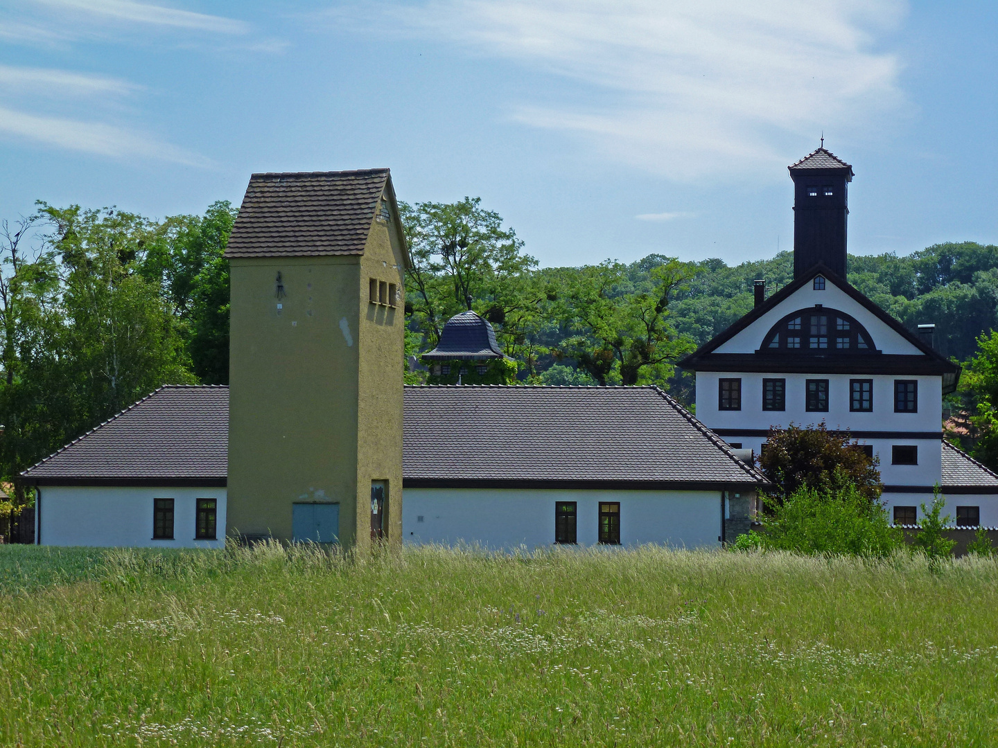 Trafostation - alte Turmstation mit Kuppeldach hinter Satteldachstation