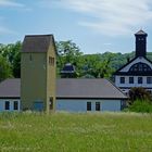 Trafostation - alte Turmstation mit Kuppeldach hinter Satteldachstation