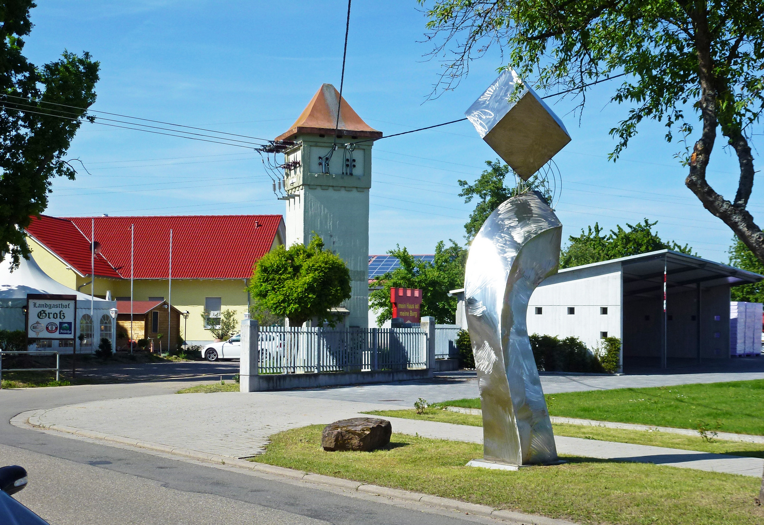 Trafostation - auffälliges Ensemble Betonstation und Stahlskulptur