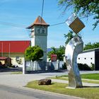 Trafostation - auffälliges Ensemble Betonstation und Stahlskulptur