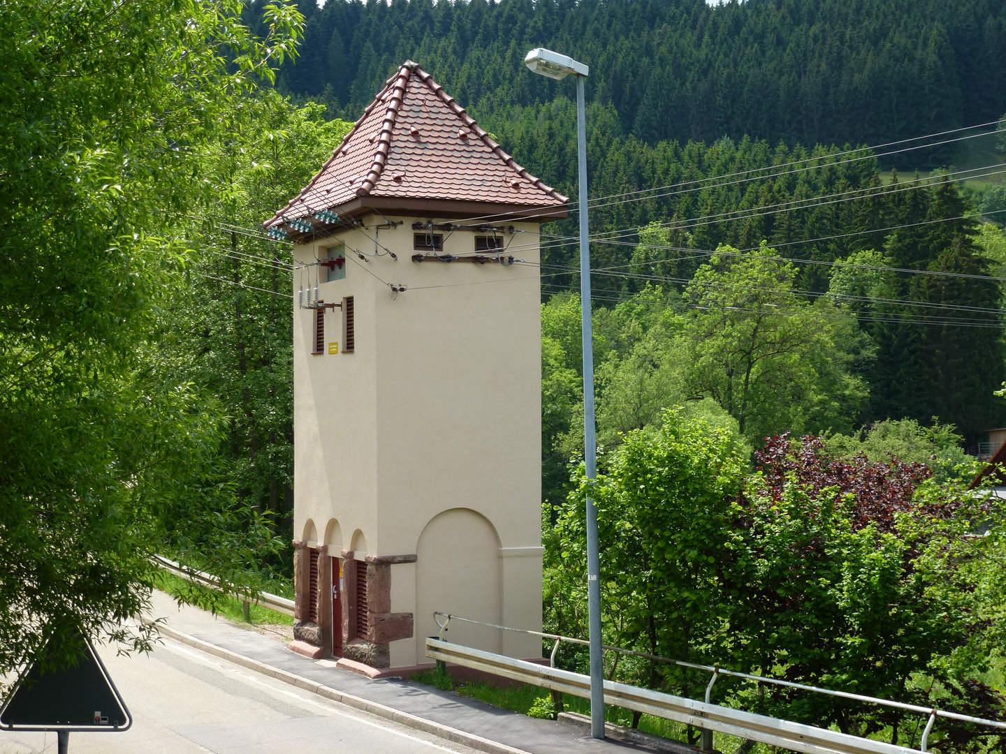 Trafostation - gebogt im Tal