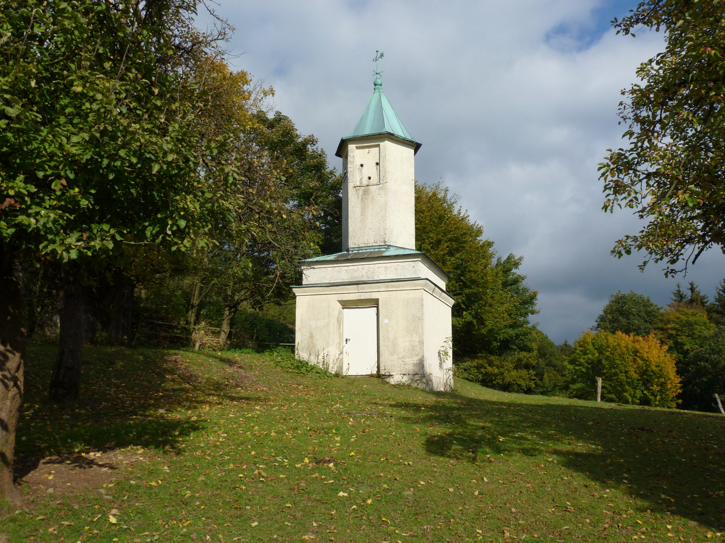 Trafostation herbstlich, denkmalgeschützt, 1926 NRW Meinerzhagen, Neu Hohlinden