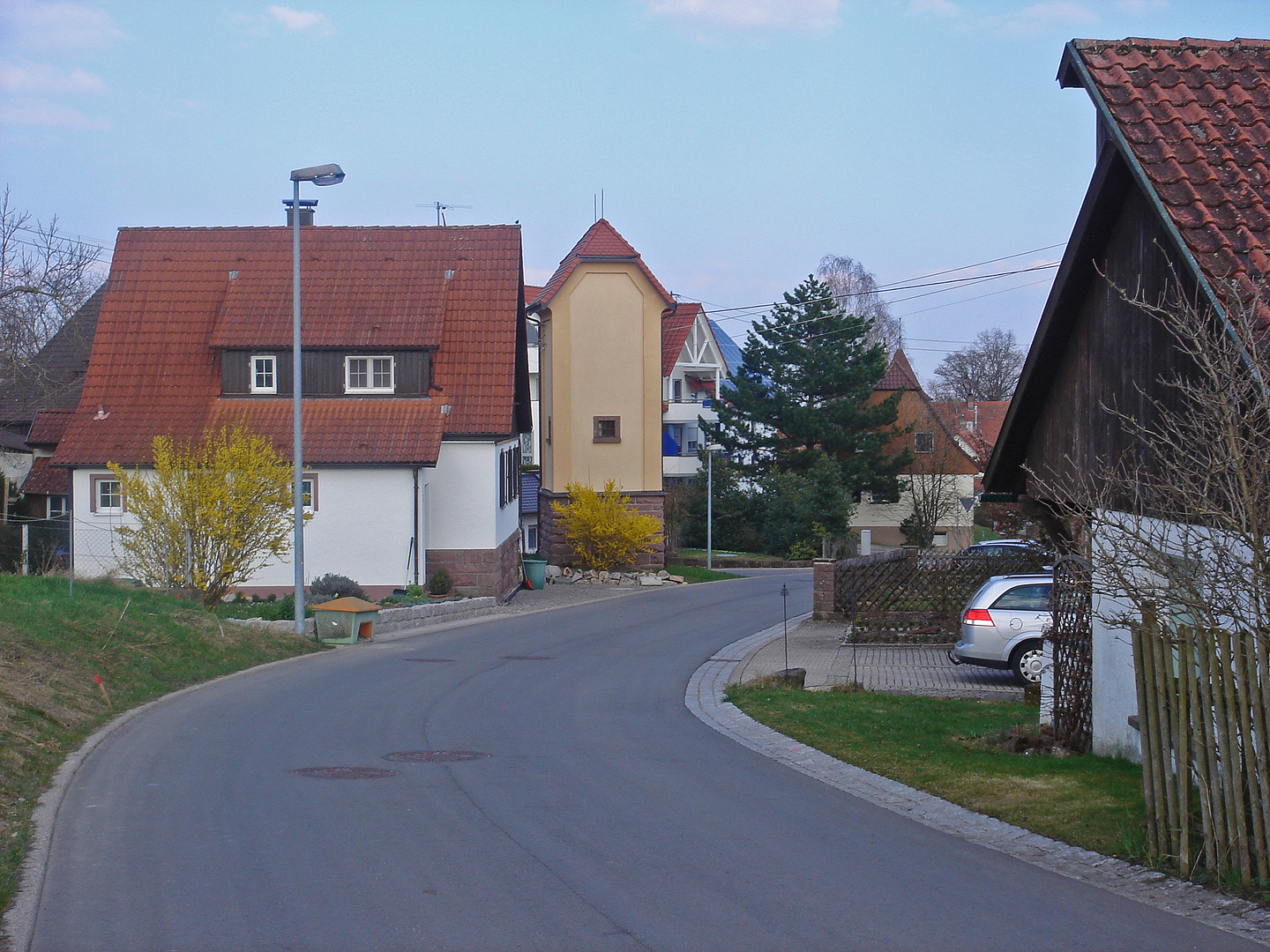 Trafostation - hinter dem Ginsterbusch