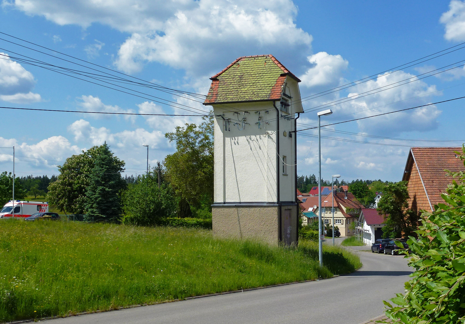 Trafostation im Frühling - die andere Seite