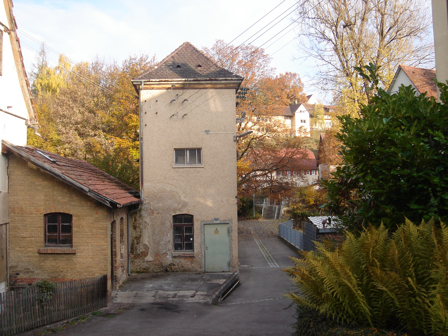 Trafostation im herbstlicher Umgebung, denkmalgeschützt, Baden-Württemberg, Ebhausen, Mühlweg 13