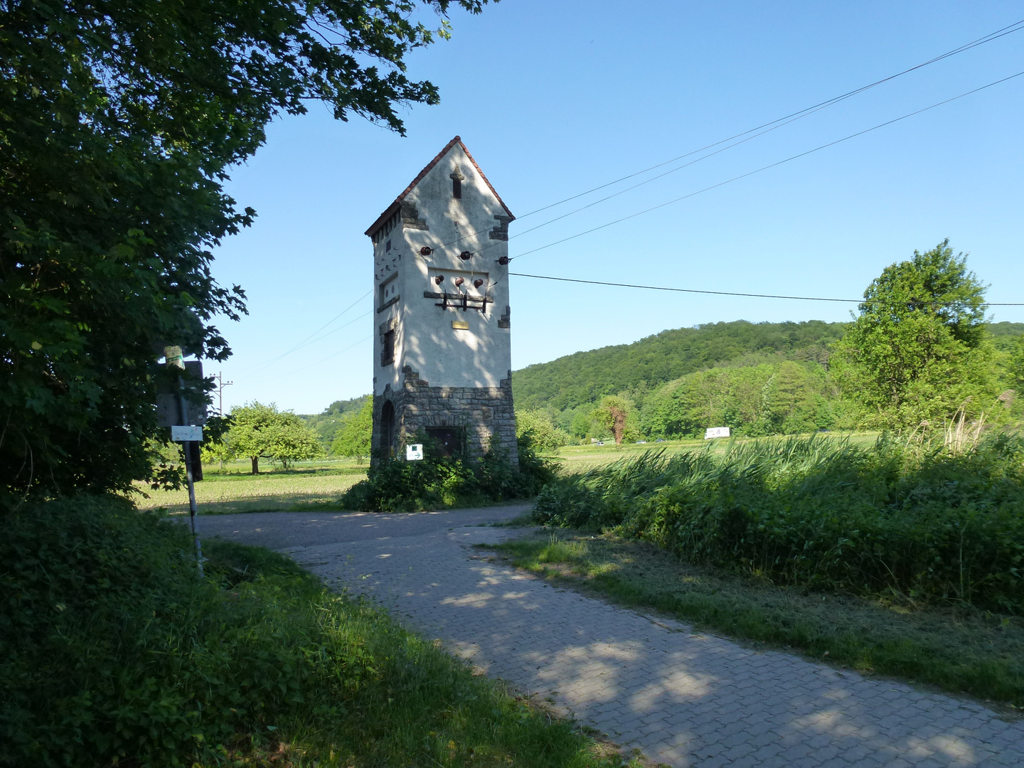 Trafostation im ländlichen Raum, an der B3 zwischen Weingarten und Grötzingen