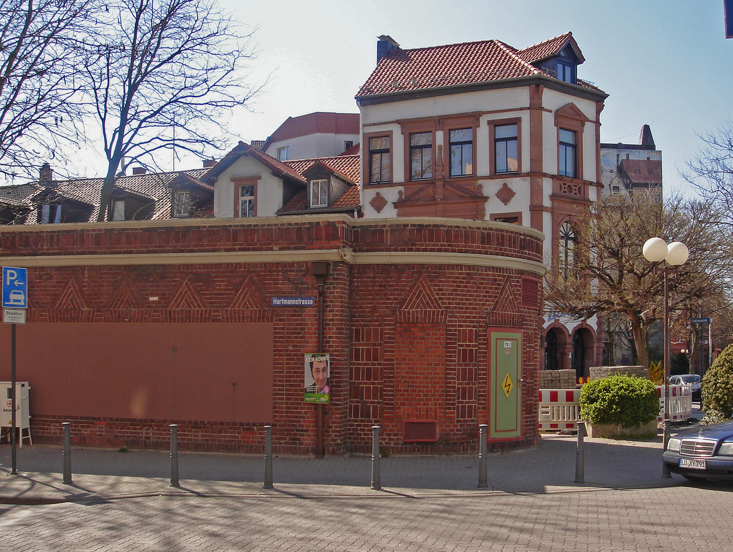 Trafostation - kunstvoll verzierter runder Klinkerbau bringt Strom ins Stadtzentrum