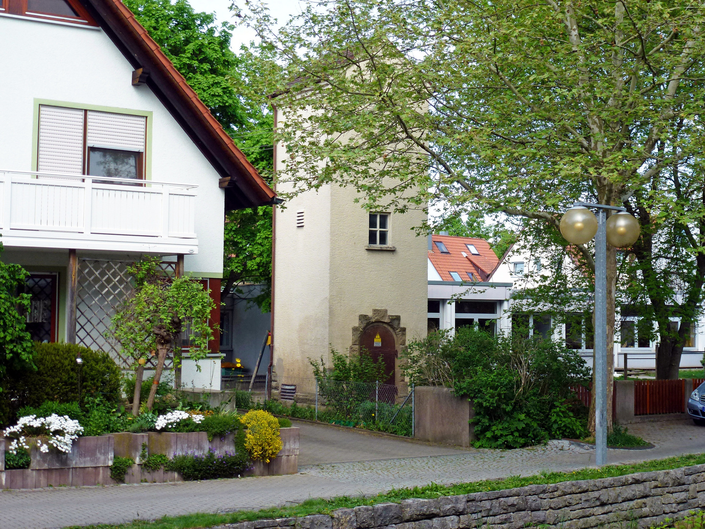 Trafostation - Rundbogentür mit Bruchstein umsäumt