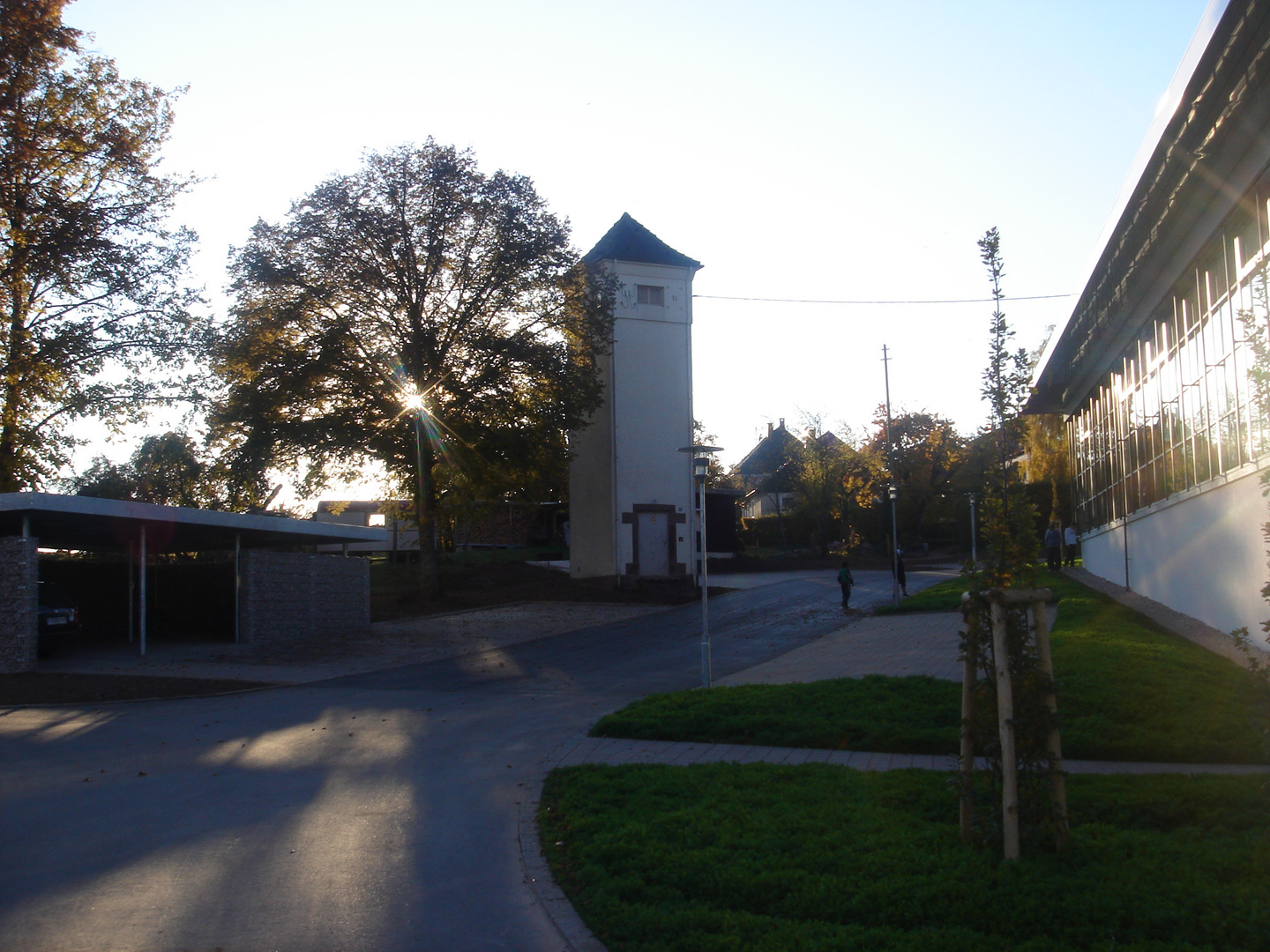 Trafostation vor tiefstehender Sonne, denkmalgeschützt, BW Pfalzgrafenweiher, Burgstr. 37