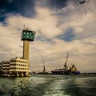 Tragedia genovese: Molo Giano, Torre di controllo del traffico portuale.