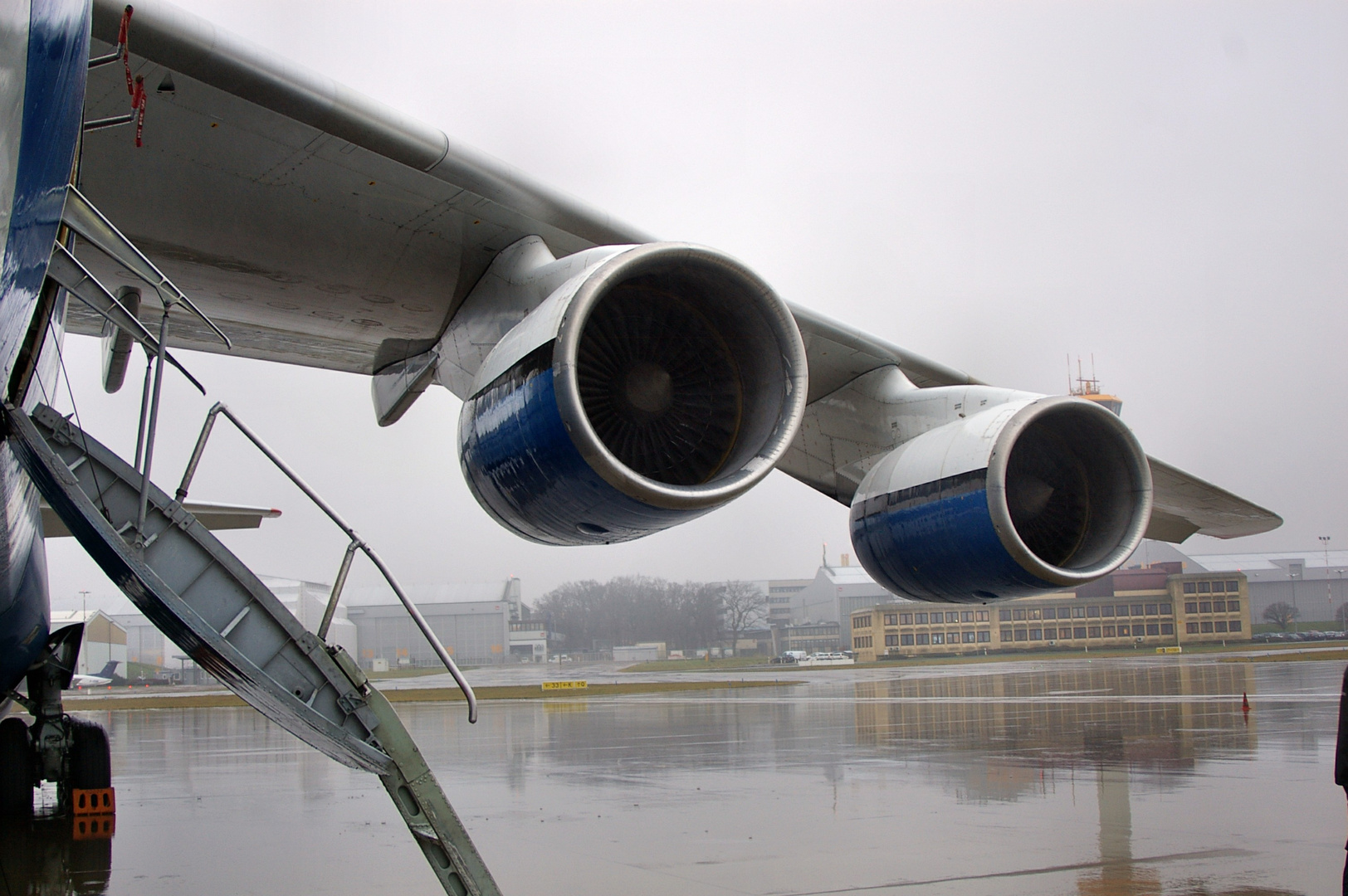 Tragfläche und Triebwerke der Antonov