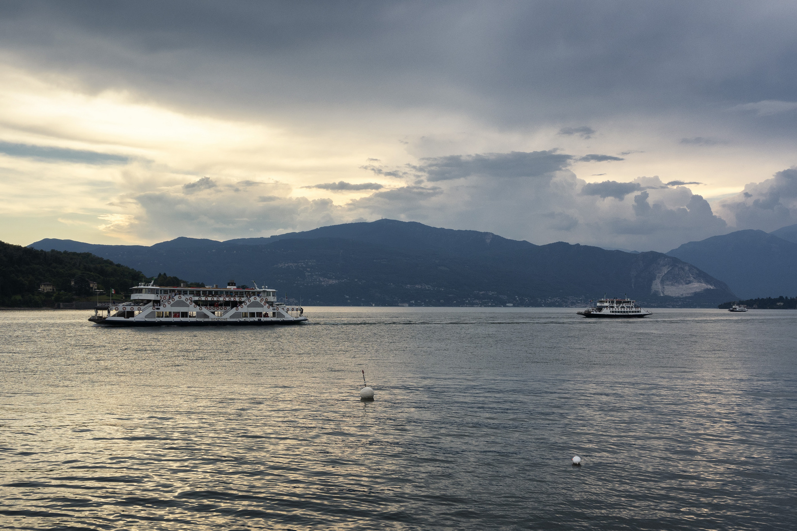 Traghetti, andata e ritorno Laveno-Intra