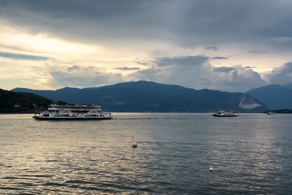 Traghetti, andata e ritorno Laveno-Intra