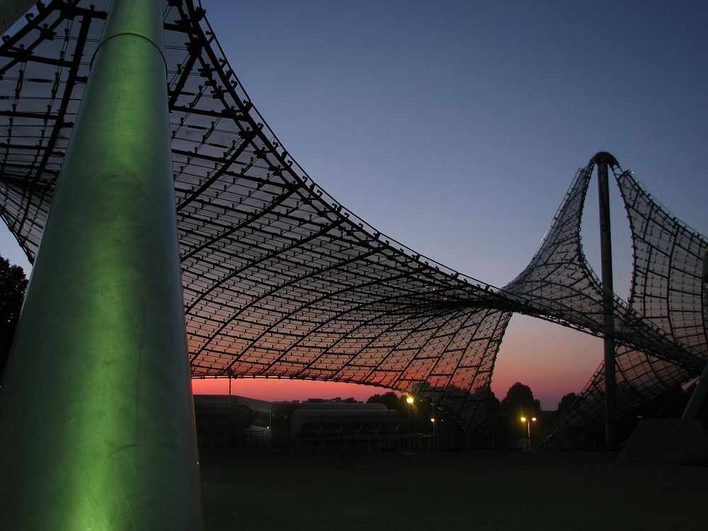 Tragpfeiler des Glasdaches am Olympiastadion