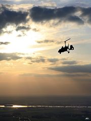 Tragschrauber an der Weser (Luftbild)