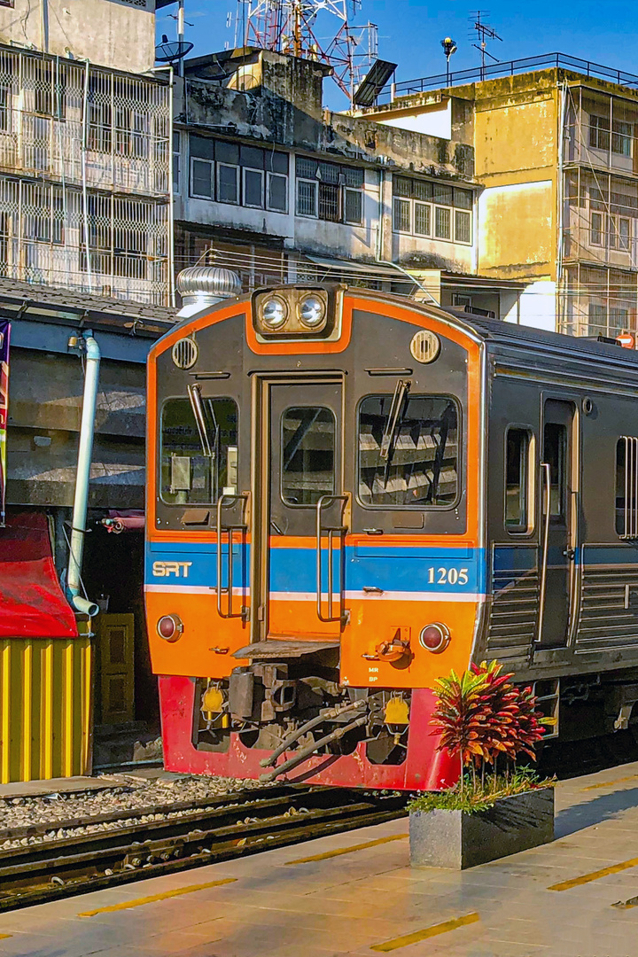 Train to Bangkok Thonburi