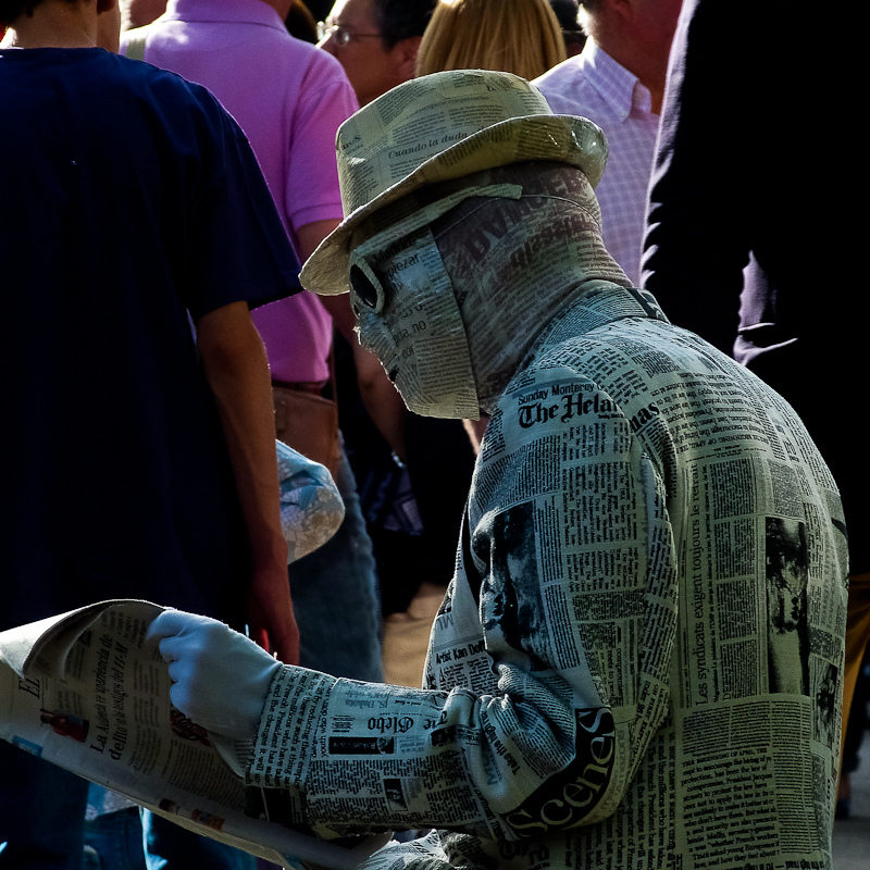 ...traje de papel...