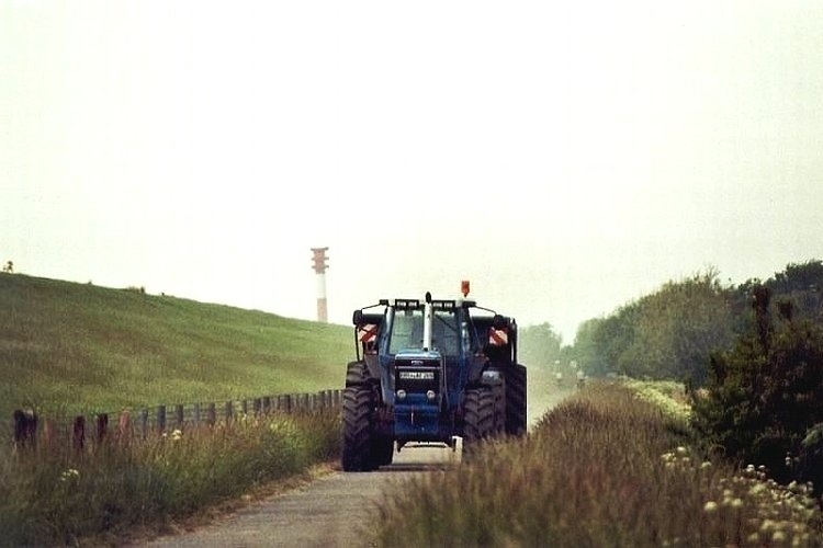 Traktor am Deichweg