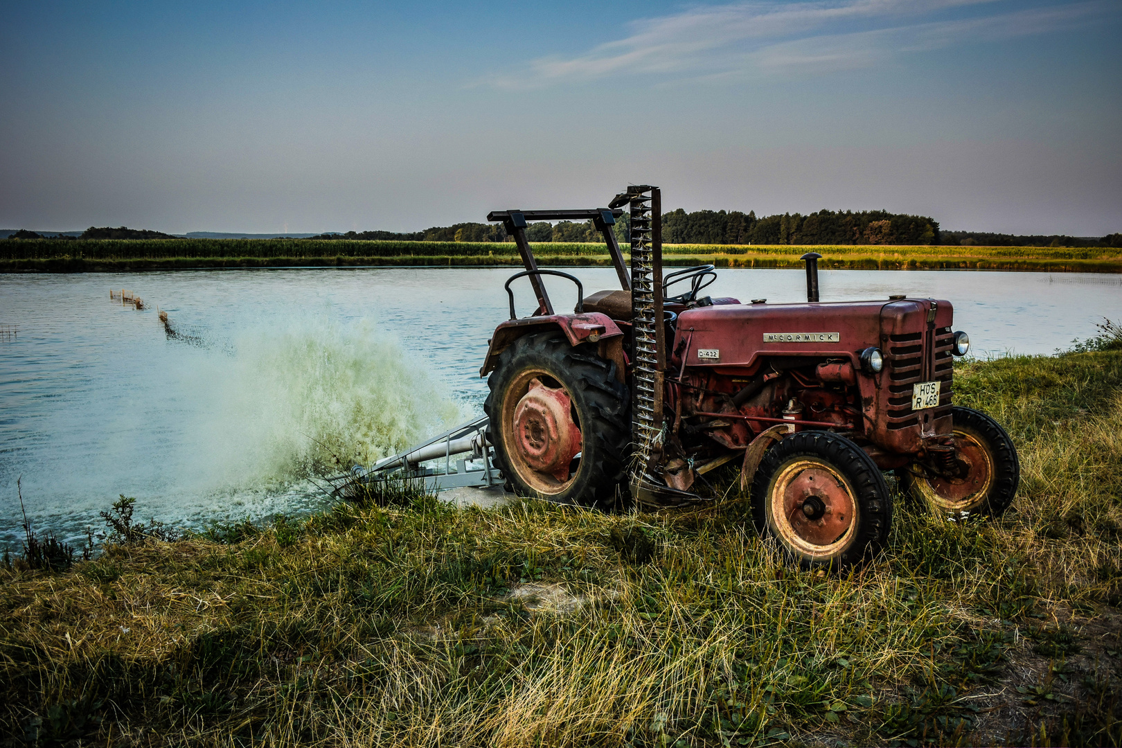 Traktor am Karpfenweiher