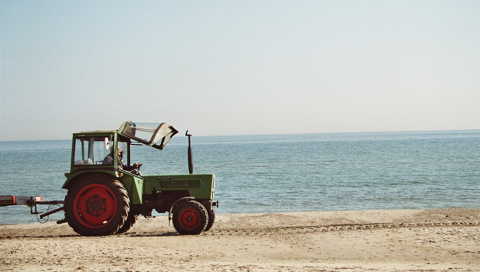 Traktor am Strand