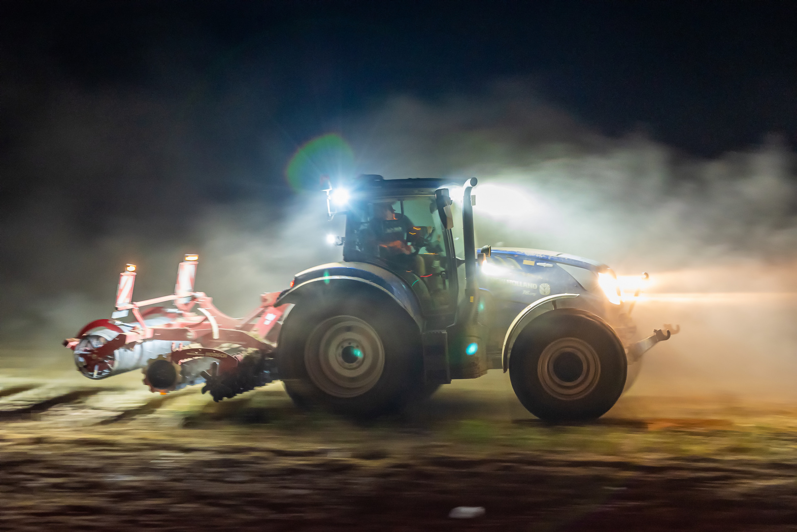 Traktor auf dem Feld 