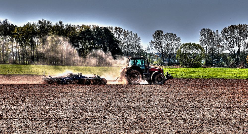 Traktor auf dem Feld