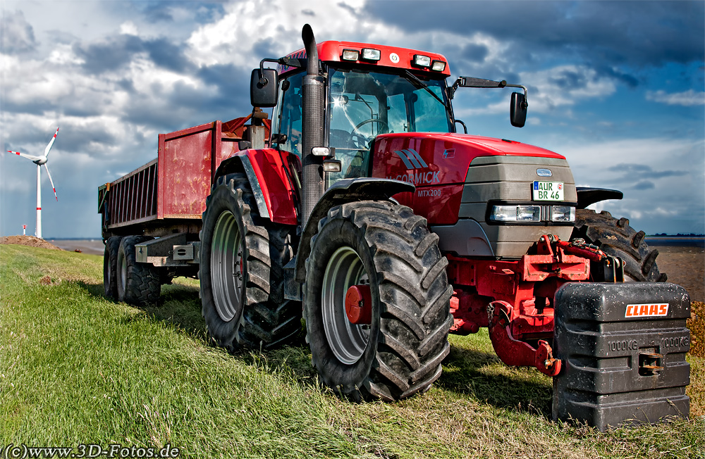 Traktor auf Seedeich