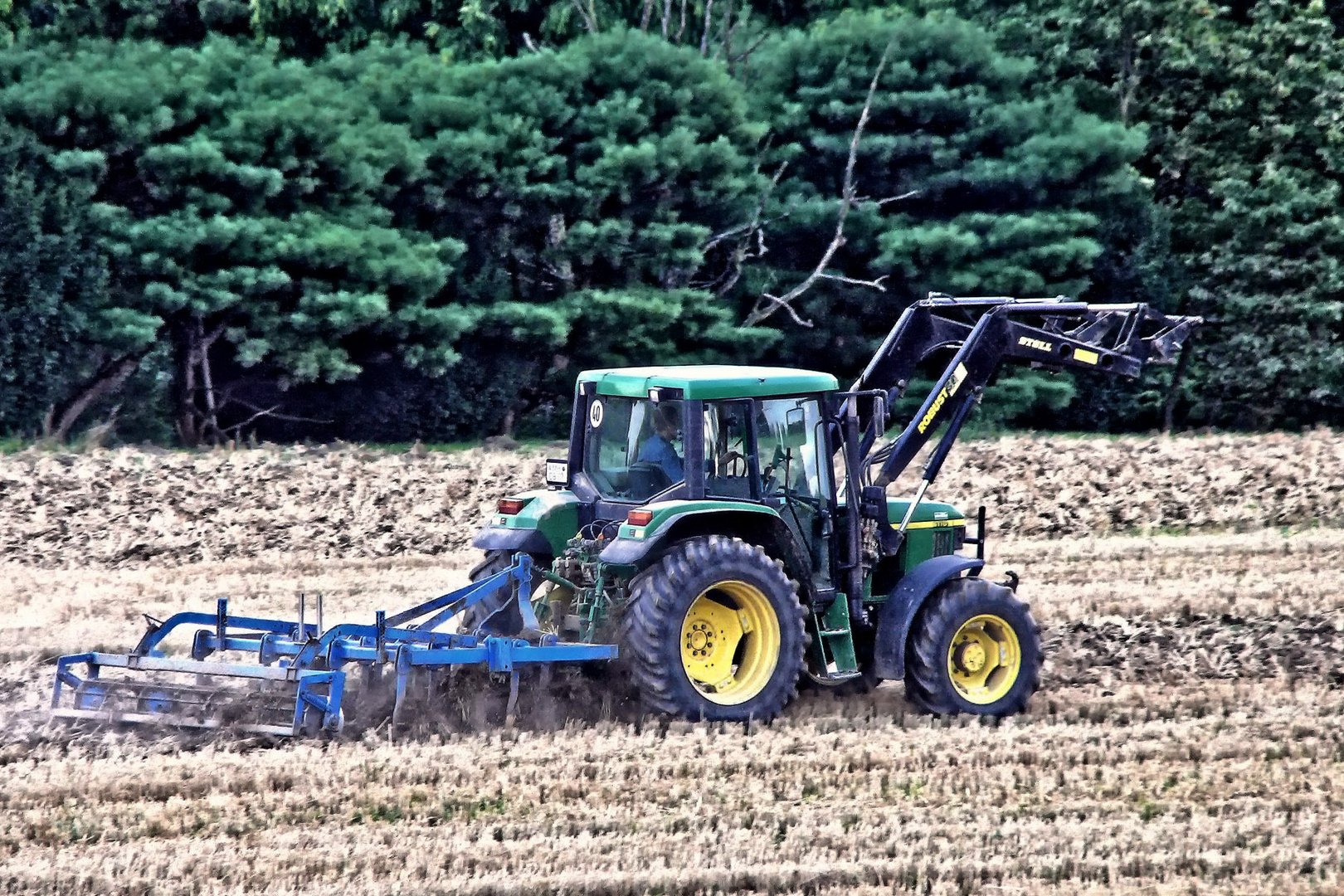 Traktor bei der Feldarbeit