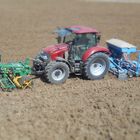Traktor bei der Feldarbeit