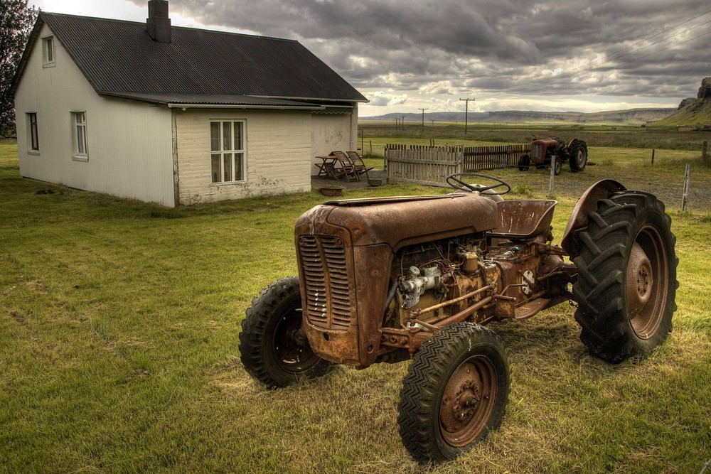 * Traktor bei Núpsstadur * . . . Iceland 25