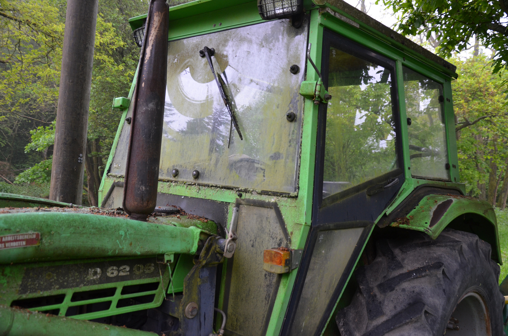 Traktor der Natur überlassen