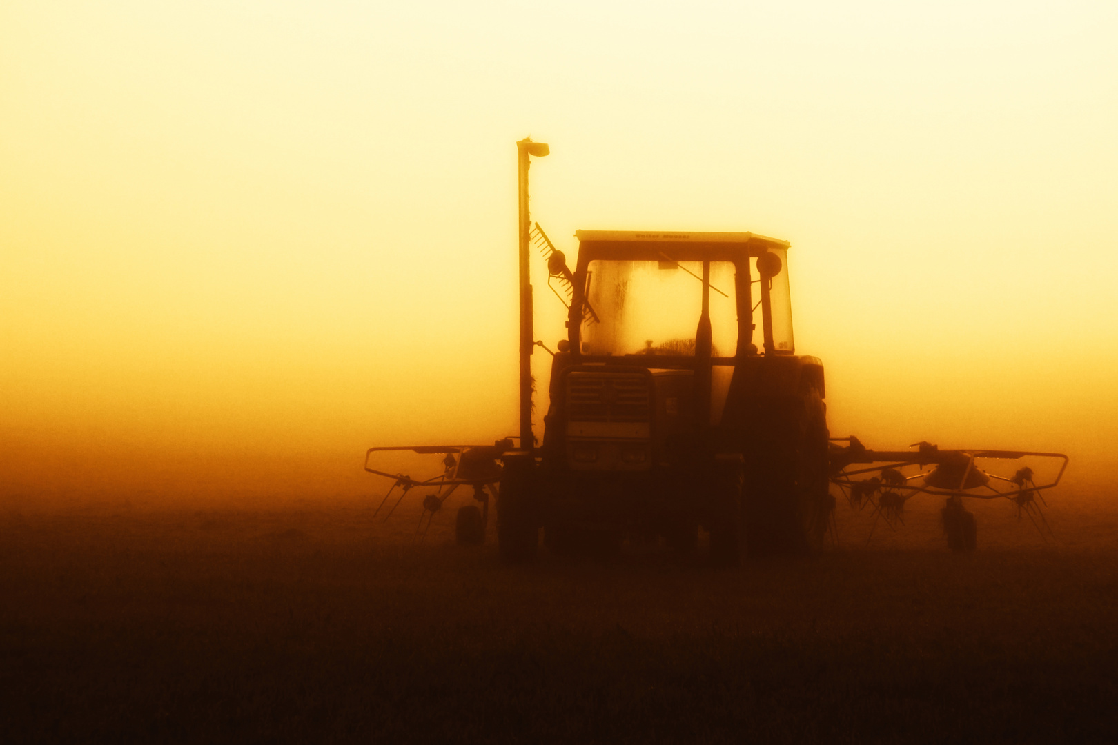 Traktor im Nebel