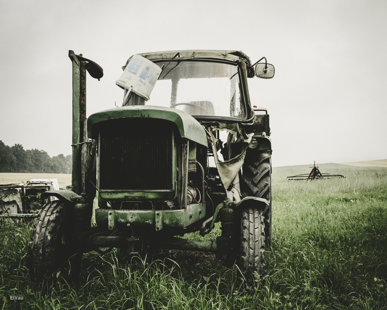 Traktor im Regen