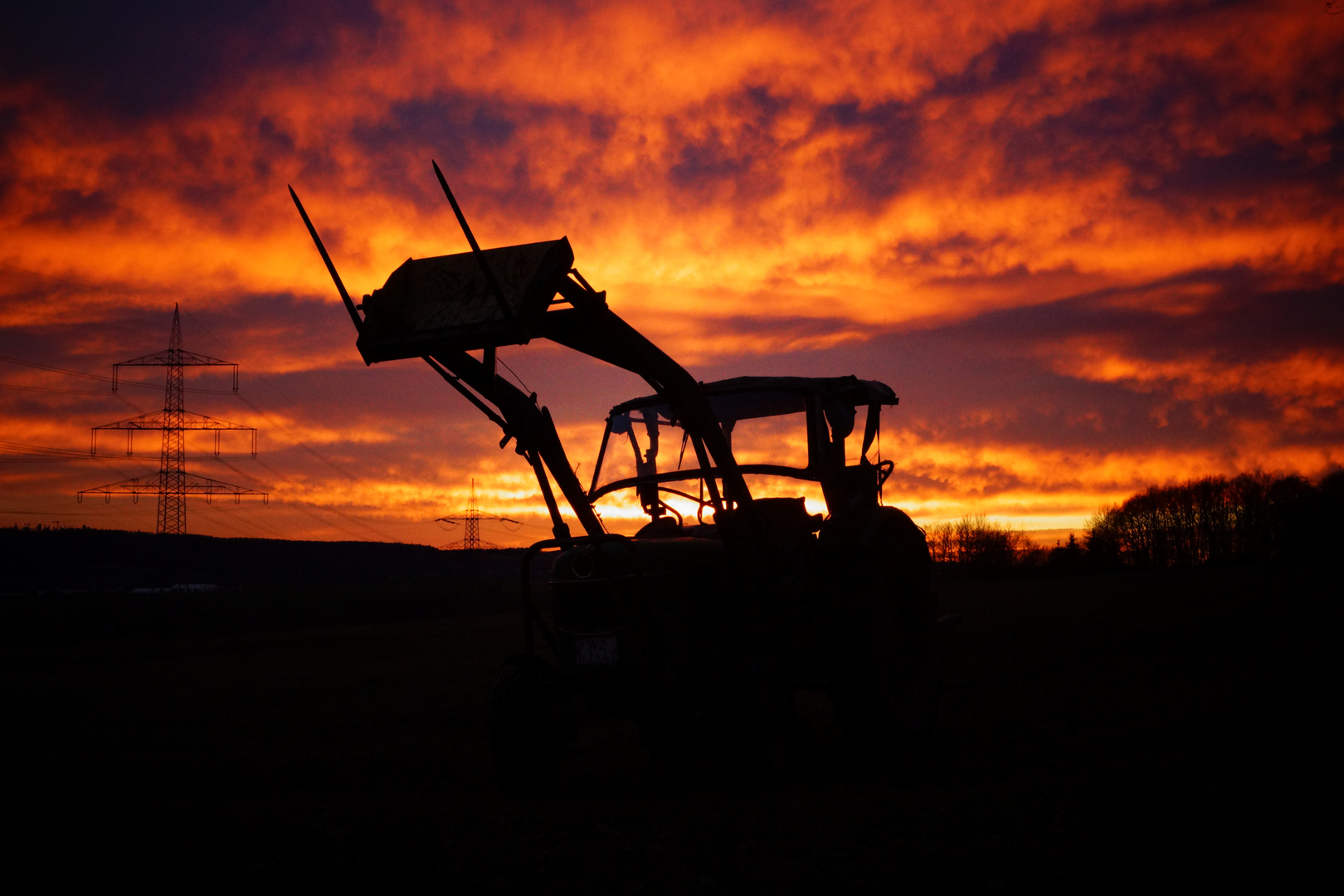 Traktor im Sonnenuntergang