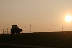 Traktor im Sonnenuntergang