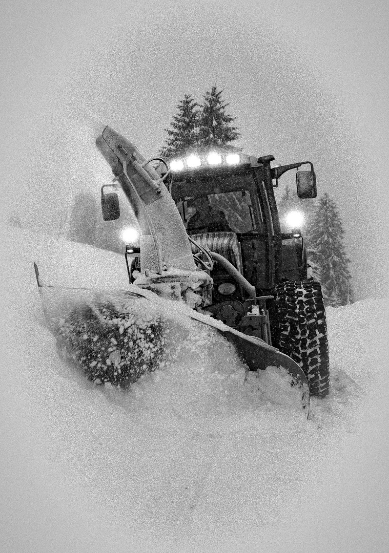 Traktor im Winter bei der Arbeit