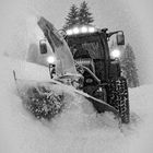 Traktor im Winter bei der Arbeit