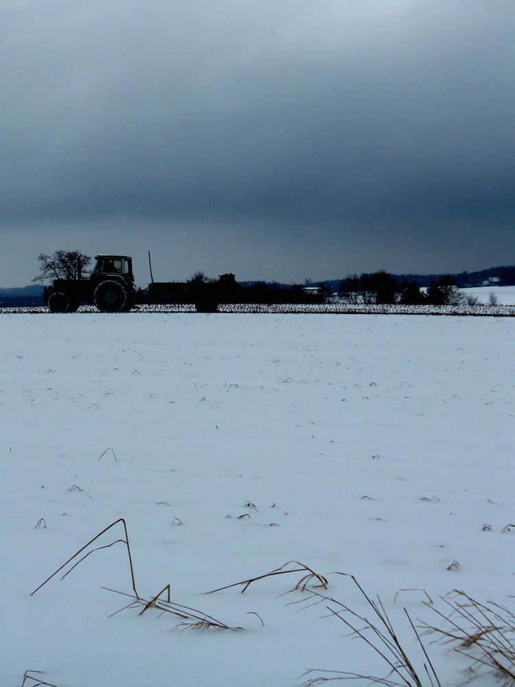 Traktor in Winterlandschaft