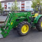 Traktor mit Hebevorrichtung