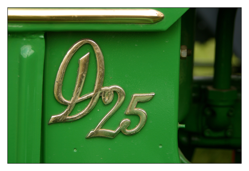 Traktor-Oldtimer-Details (II): Grün