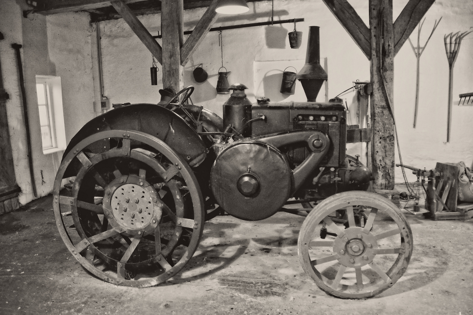 Traktor von Anno dazumal im Roten Haubarg