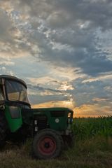 Traktor vor den letzten Sonnenstrahlen